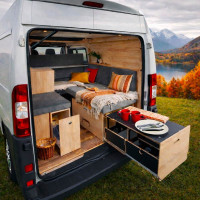 allestimento furgone L2H2 con letto cucina e spazio di stoccaggio