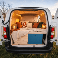 allestimento piccolo veicolo commerciale con letto modulare